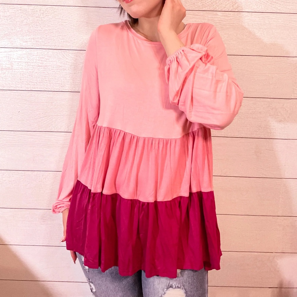 Tiered Top
Round Neckline 
Puff Sleeve 
Colorblock